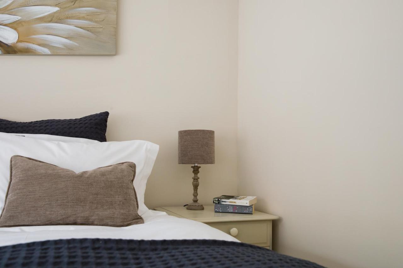 'Orchard Croft Lodge - Chichester', Book-Direct, New Home 1,367 Sq' Ft' , Can Sleep 8 On Request , Split & Link 'Super King' Size Beds, Free Wi-Fi, Sky Tv & Sky Sports, 9 - Minutes From West Wittering Beach, Very Quiet Location, Dog Friendly Extérieur photo