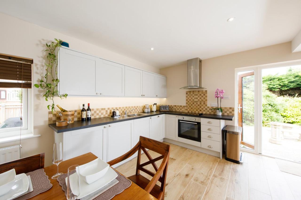 'Orchard Croft Lodge - Chichester', Book-Direct, New Home 1,367 Sq' Ft' , Can Sleep 8 On Request , Split & Link 'Super King' Size Beds, Free Wi-Fi, Sky Tv & Sky Sports, 9 - Minutes From West Wittering Beach, Very Quiet Location, Dog Friendly Extérieur photo