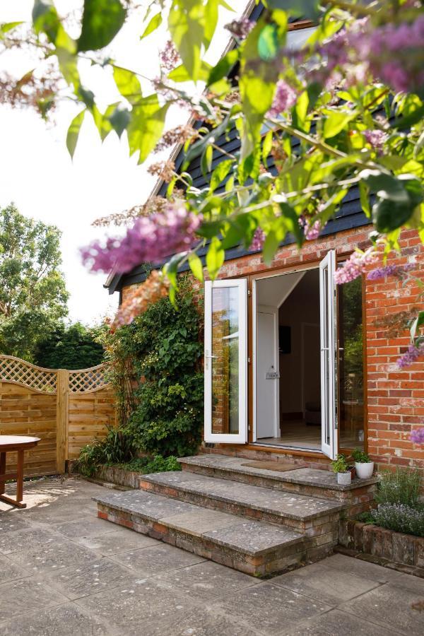 'Orchard Croft Lodge - Chichester', Book-Direct, New Home 1,367 Sq' Ft' , Can Sleep 8 On Request , Split & Link 'Super King' Size Beds, Free Wi-Fi, Sky Tv & Sky Sports, 9 - Minutes From West Wittering Beach, Very Quiet Location, Dog Friendly Extérieur photo