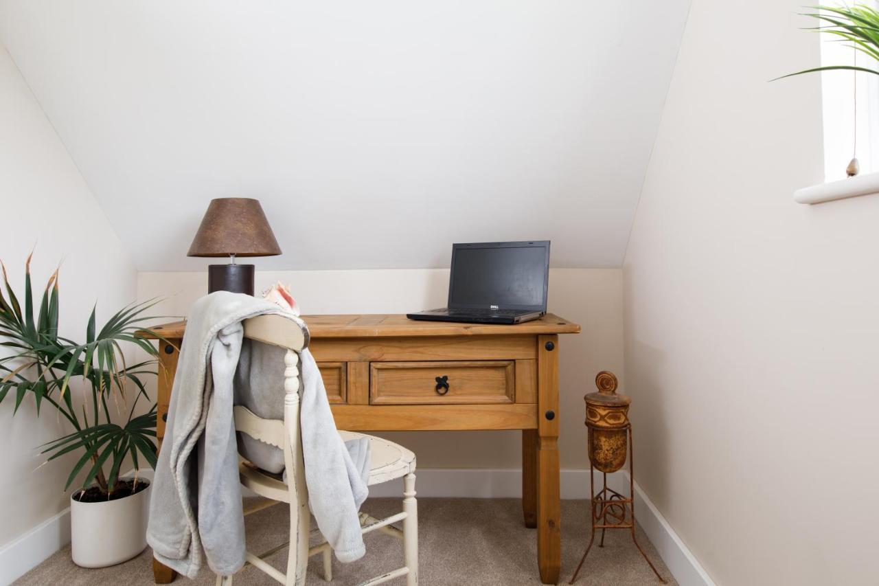 'Orchard Croft Lodge - Chichester', Book-Direct, New Home 1,367 Sq' Ft' , Can Sleep 8 On Request , Split & Link 'Super King' Size Beds, Free Wi-Fi, Sky Tv & Sky Sports, 9 - Minutes From West Wittering Beach, Very Quiet Location, Dog Friendly Extérieur photo