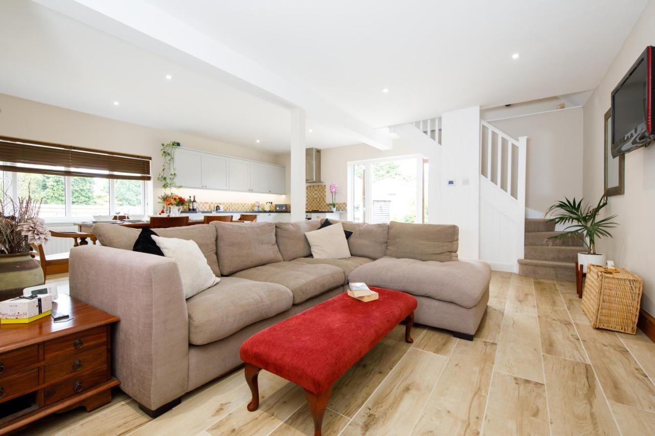 'Orchard Croft Lodge - Chichester', Book-Direct, New Home 1,367 Sq' Ft' , Can Sleep 8 On Request , Split & Link 'Super King' Size Beds, Free Wi-Fi, Sky Tv & Sky Sports, 9 - Minutes From West Wittering Beach, Very Quiet Location, Dog Friendly Extérieur photo