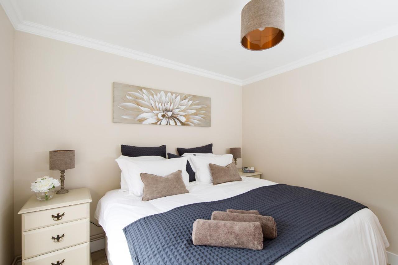 'Orchard Croft Lodge - Chichester', Book-Direct, New Home 1,367 Sq' Ft' , Can Sleep 8 On Request , Split & Link 'Super King' Size Beds, Free Wi-Fi, Sky Tv & Sky Sports, 9 - Minutes From West Wittering Beach, Very Quiet Location, Dog Friendly Extérieur photo