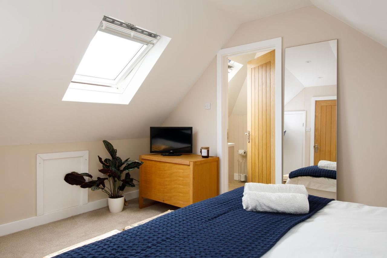 'Orchard Croft Lodge - Chichester', Book-Direct, New Home 1,367 Sq' Ft' , Can Sleep 8 On Request , Split & Link 'Super King' Size Beds, Free Wi-Fi, Sky Tv & Sky Sports, 9 - Minutes From West Wittering Beach, Very Quiet Location, Dog Friendly Extérieur photo