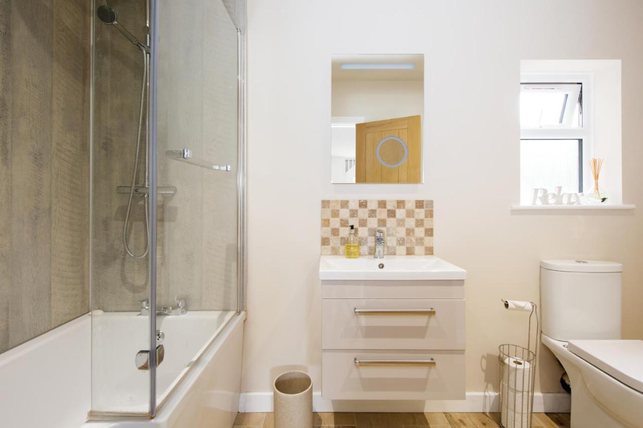 'Orchard Croft Lodge - Chichester', Book-Direct, New Home 1,367 Sq' Ft' , Can Sleep 8 On Request , Split & Link 'Super King' Size Beds, Free Wi-Fi, Sky Tv & Sky Sports, 9 - Minutes From West Wittering Beach, Very Quiet Location, Dog Friendly Extérieur photo