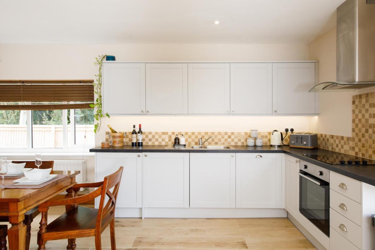 'Orchard Croft Lodge - Chichester', Book-Direct, New Home 1,367 Sq' Ft' , Can Sleep 8 On Request , Split & Link 'Super King' Size Beds, Free Wi-Fi, Sky Tv & Sky Sports, 9 - Minutes From West Wittering Beach, Very Quiet Location, Dog Friendly Extérieur photo