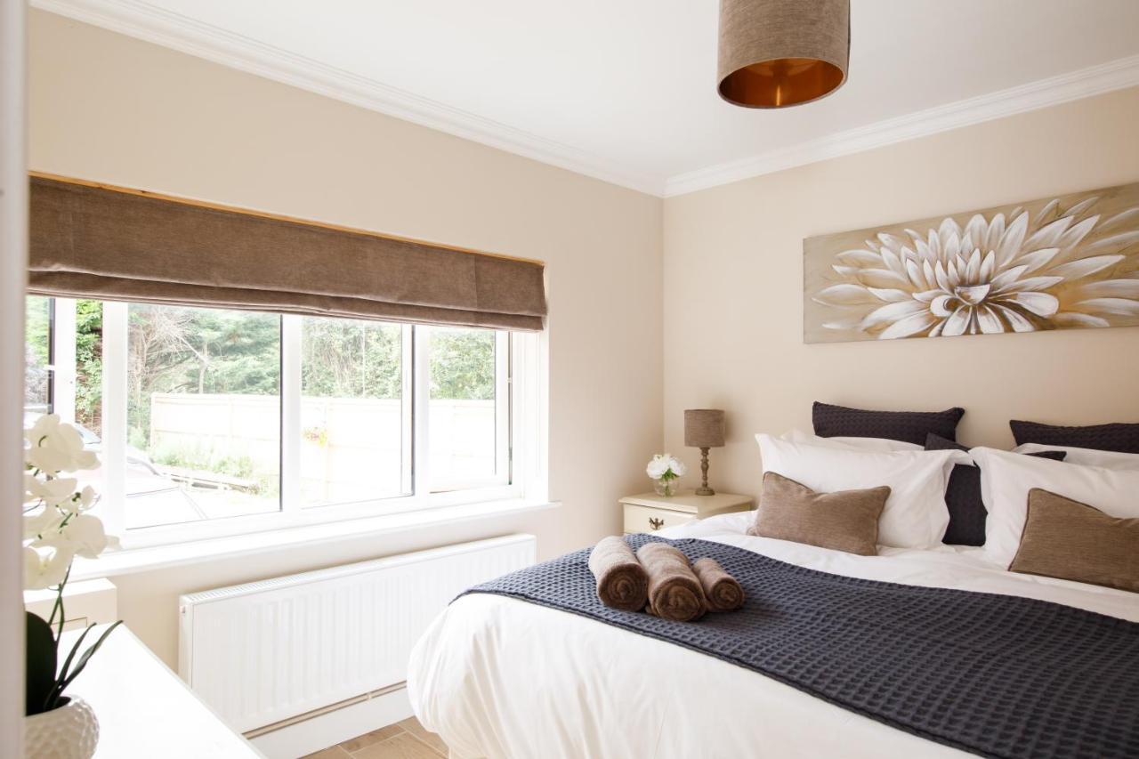 'Orchard Croft Lodge - Chichester', Book-Direct, New Home 1,367 Sq' Ft' , Can Sleep 8 On Request , Split & Link 'Super King' Size Beds, Free Wi-Fi, Sky Tv & Sky Sports, 9 - Minutes From West Wittering Beach, Very Quiet Location, Dog Friendly Extérieur photo