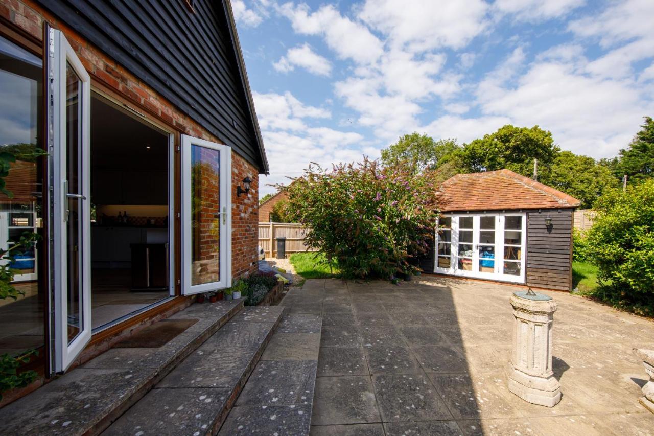 'Orchard Croft Lodge - Chichester', Book-Direct, New Home 1,367 Sq' Ft' , Can Sleep 8 On Request , Split & Link 'Super King' Size Beds, Free Wi-Fi, Sky Tv & Sky Sports, 9 - Minutes From West Wittering Beach, Very Quiet Location, Dog Friendly Extérieur photo