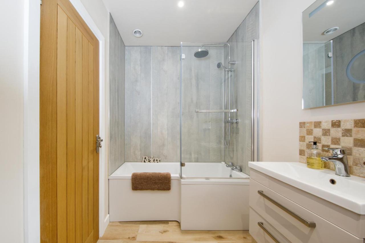 'Orchard Croft Lodge - Chichester', Book-Direct, New Home 1,367 Sq' Ft' , Can Sleep 8 On Request , Split & Link 'Super King' Size Beds, Free Wi-Fi, Sky Tv & Sky Sports, 9 - Minutes From West Wittering Beach, Very Quiet Location, Dog Friendly Extérieur photo