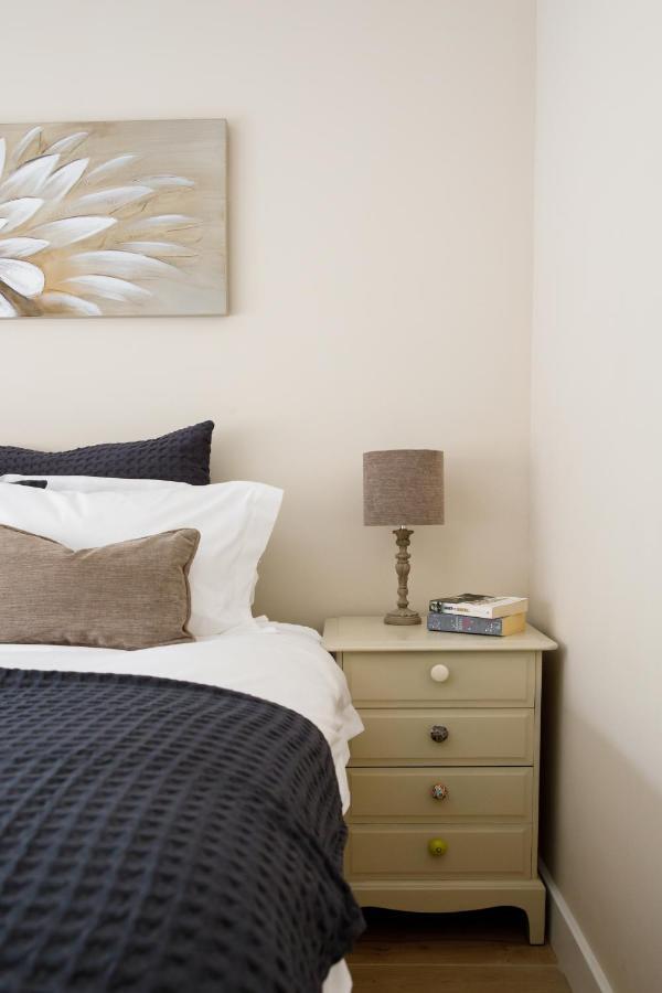 'Orchard Croft Lodge - Chichester', Book-Direct, New Home 1,367 Sq' Ft' , Can Sleep 8 On Request , Split & Link 'Super King' Size Beds, Free Wi-Fi, Sky Tv & Sky Sports, 9 - Minutes From West Wittering Beach, Very Quiet Location, Dog Friendly Extérieur photo