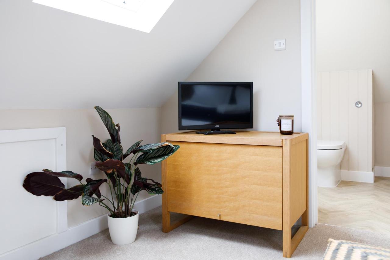 'Orchard Croft Lodge - Chichester', Book-Direct, New Home 1,367 Sq' Ft' , Can Sleep 8 On Request , Split & Link 'Super King' Size Beds, Free Wi-Fi, Sky Tv & Sky Sports, 9 - Minutes From West Wittering Beach, Very Quiet Location, Dog Friendly Extérieur photo