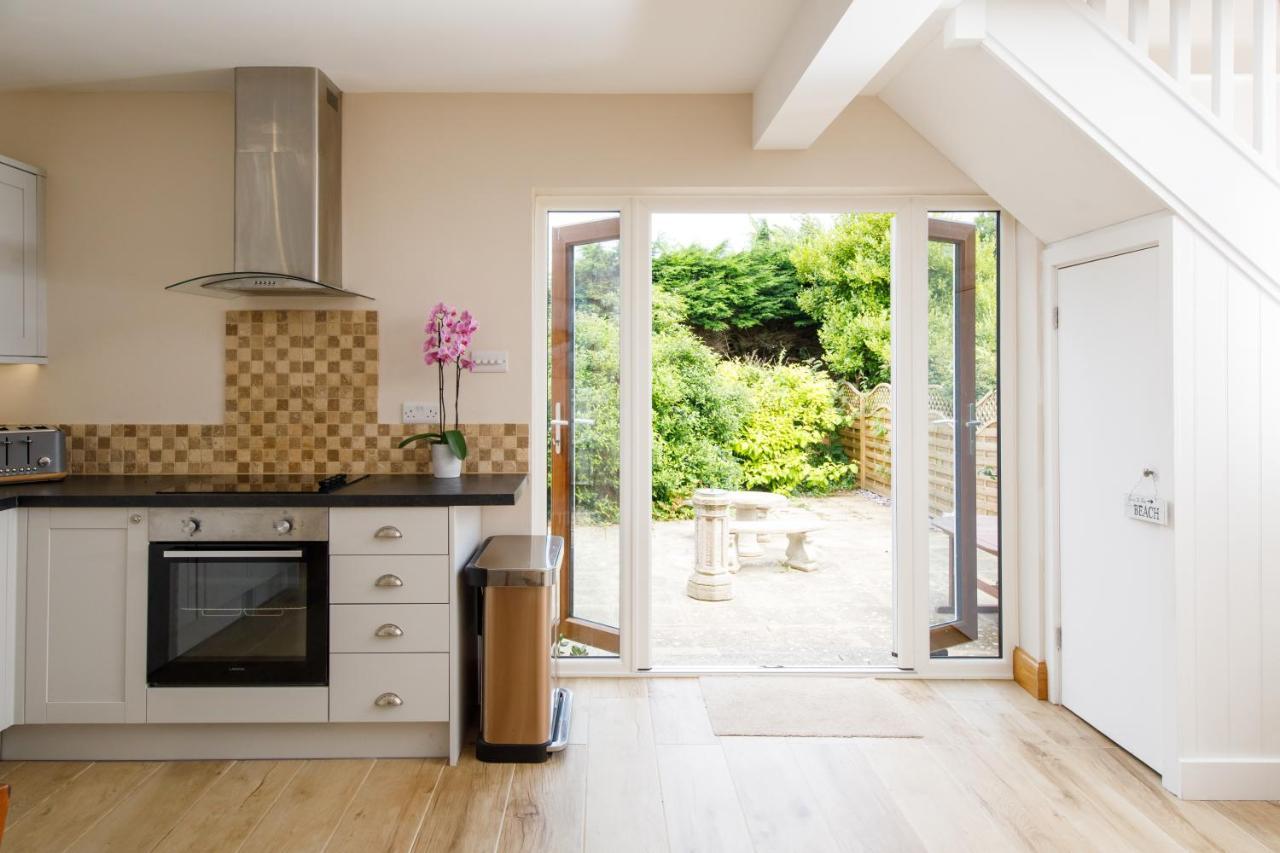 'Orchard Croft Lodge - Chichester', Book-Direct, New Home 1,367 Sq' Ft' , Can Sleep 8 On Request , Split & Link 'Super King' Size Beds, Free Wi-Fi, Sky Tv & Sky Sports, 9 - Minutes From West Wittering Beach, Very Quiet Location, Dog Friendly Extérieur photo