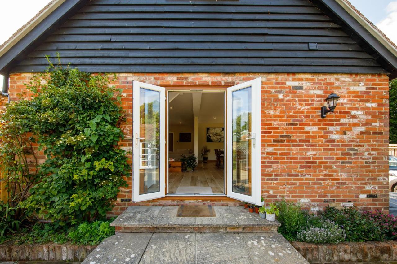 'Orchard Croft Lodge - Chichester', Book-Direct, New Home 1,367 Sq' Ft' , Can Sleep 8 On Request , Split & Link 'Super King' Size Beds, Free Wi-Fi, Sky Tv & Sky Sports, 9 - Minutes From West Wittering Beach, Very Quiet Location, Dog Friendly Extérieur photo