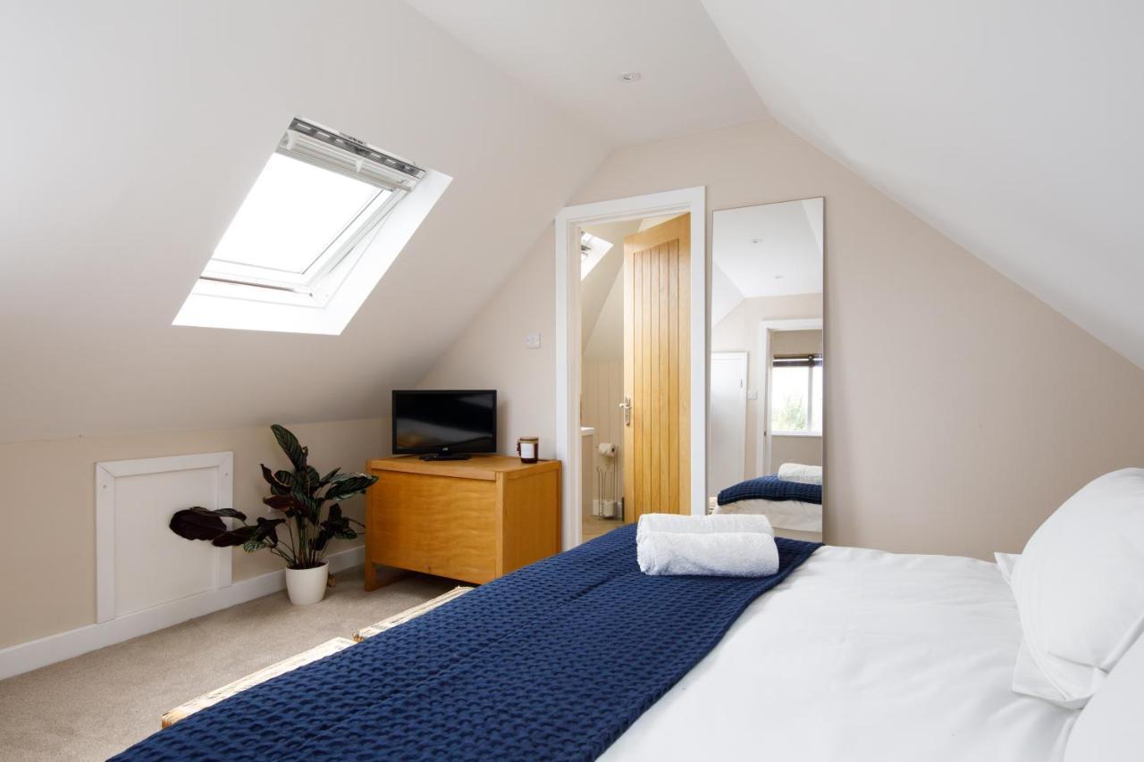 'Orchard Croft Lodge - Chichester', Book-Direct, New Home 1,367 Sq' Ft' , Can Sleep 8 On Request , Split & Link 'Super King' Size Beds, Free Wi-Fi, Sky Tv & Sky Sports, 9 - Minutes From West Wittering Beach, Very Quiet Location, Dog Friendly Extérieur photo