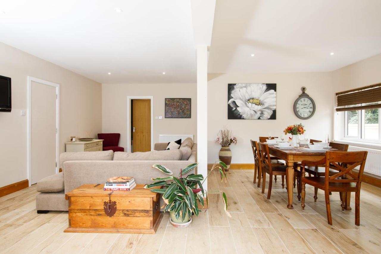 'Orchard Croft Lodge - Chichester', Book-Direct, New Home 1,367 Sq' Ft' , Can Sleep 8 On Request , Split & Link 'Super King' Size Beds, Free Wi-Fi, Sky Tv & Sky Sports, 9 - Minutes From West Wittering Beach, Very Quiet Location, Dog Friendly Extérieur photo